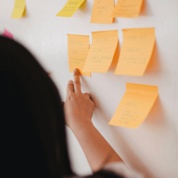 Diseño de periódico digital con múltiples categorías