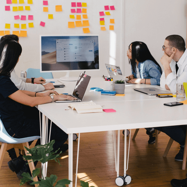 Profesional revisando la calidad de streaming y el desarrollo de una página web